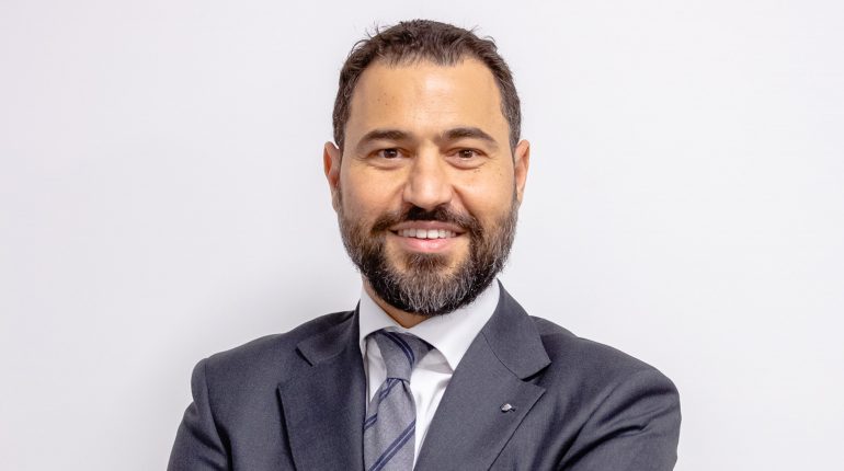 “A Roma gli investimenti internazionali nel real estate sono già raddoppiati solo nel primo semestre del 2022. E il trend è in ulteriore crescita”. È una città pronta a spiccare il volo quella descritta dal Managing Director del Gruppo Immobiliare Progedil Marco Barile. Che, all’indomani della prestigiosa partnership siglata con Colliers, leader mondiale nei servizi immobiliari e nell'investment management, spiega le prospettive del panorama capitolino. Il Gruppo Progedil ha siglato una partnership con Colliers, una novità significativa per tutto il mercato immobiliare. Sì, questo accordo creerà sinergie tali da offrire il più ampio spettro di servizi a investitori e sviluppatori, completando in modo perfetto le necessità delle due aziende; noi saremo la rete commerciale nel segmento residenziale e loro il ruolo istituzionale che ci mancava con tutti i servizi che ne conseguono. Una partnership che vanta già un portafoglio immobiliare in commercializzazione pari a 1.500 unità per un controvalore di circa 315 milioni di euro. Questa immagine ha l'attributo alt vuoto; il nome del file è WhatsApp-Image-2022-10-10-at-16.29.17-1024x576.jpeg Come si arricchisce ora la proposta di Progedil? Questa nuova collaborazione è importantissima per il nostro Gruppo, perché ci permette di ampliare il nostro bacino di azione, in considerazione del fatto che, attualmente, noi siamo fortemente radicati su uno specifico territorio. Questo accordo ci permette, inoltre, di acquisire ulteriori servizi da poter offrire agli interlocutori che si stanno affacciando con sempre maggiore frequenza su Roma. Qual è il valore aggiunto che Progedil offre a Colliers? Proprio grazie alla nostra presenza capillare sul territorio, riusciamo a garantire a Colliers tutta una serie di servizi di agency e di competenze commerciali fortemente localizzate in un’area come quella di Roma, attualmente al centro delle attenzioni di tantissimi players e investitori internazionali che, da un anno e mezzo a questa parte, hanno avviato diverse iniziative di livello. Questa immagine ha l'attributo alt vuoto; il nome del file è WhatsApp-Image-2022-10-10-at-17.28.43.jpeg Che fase sta attraversando il mercato immobiliare romano? Una fase molto importante e delicata, in chiave positiva. Roma è stata individuata come un luogo dove il margine di crescita è molto alto e, per questo, si registra un forte interesse internazionale che si aggiunge a quello nazionale. Entrambi sono sempre stati presenti sul nostro mercato, ma ora sono in ulteriore crescita. Inoltre, un cambio di amministrazione e una diversa visione dello sviluppo urbanistico hanno creato le premesse per un territorio più fertile dal punto di vista delle iniziative, della rigenerazione e, in linea generale, di tutte le attività imprenditoriali nel real estate. Il campo residenziale, in modo particolare, vede oggi nella città di Roma uno scenario assolutamente fertile. Con queste premesse positive, il mercato immobiliare di Roma può arrivare a competere con quello di Milano, per iniziative e volumi? Entro dieci anni vedremo a Roma una situazione molto simile a quella milanese, ameno questo è il nostro auspicio. A Roma gli investimenti internazionali nel real estate sono già raddoppiati solo nel primo semestre del 2022. E il trend è in ulteriore crescita. Crediamo molto nel fatto che Roma possa rappresentare, già nei prossimi cinque anni, una vetrina importante e un luogo di grandissimo sviluppo”.